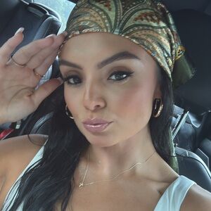 Meet your Posher, Larissa